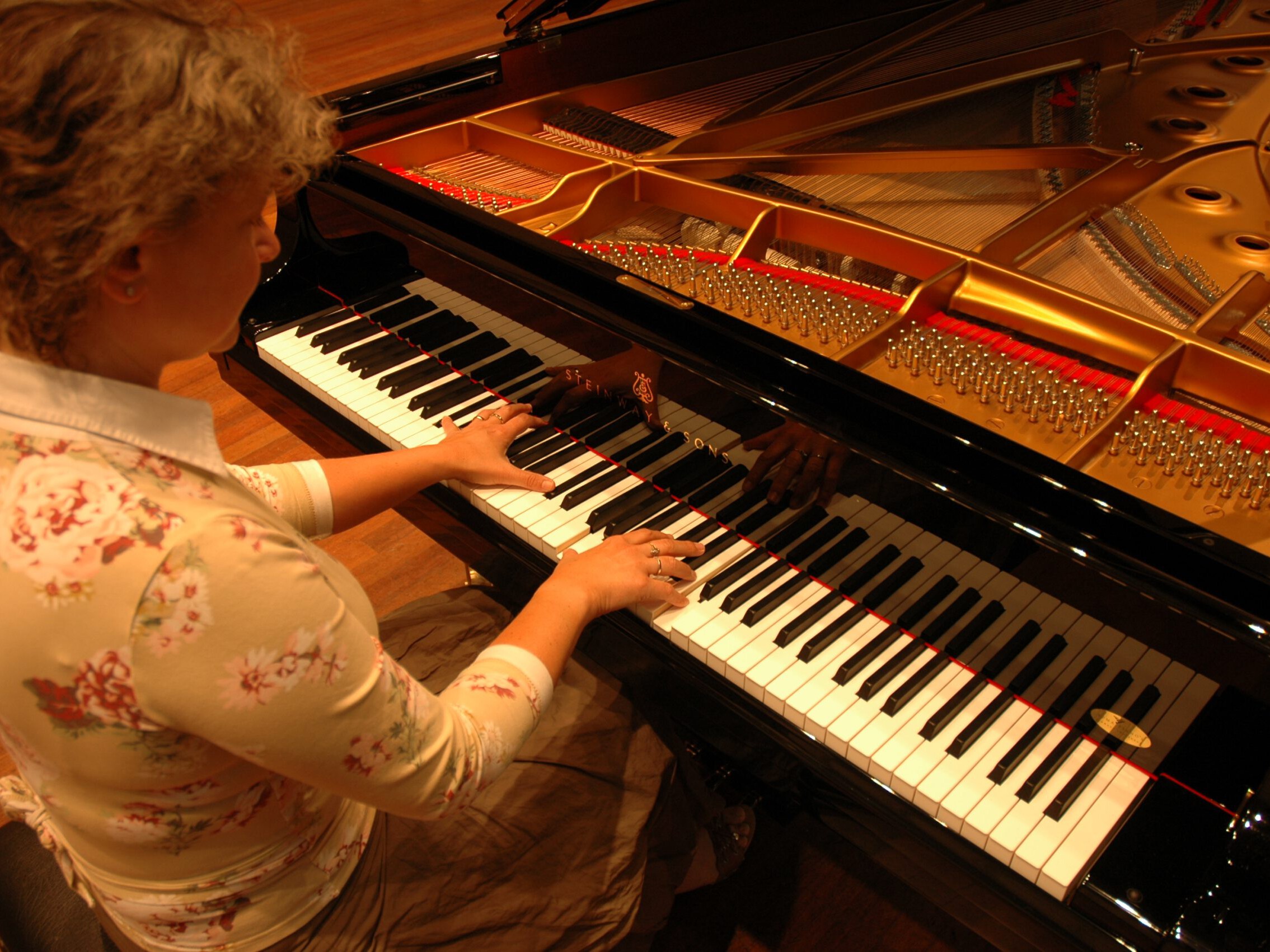 Gabi Rynveld spielt auf dem Steinway